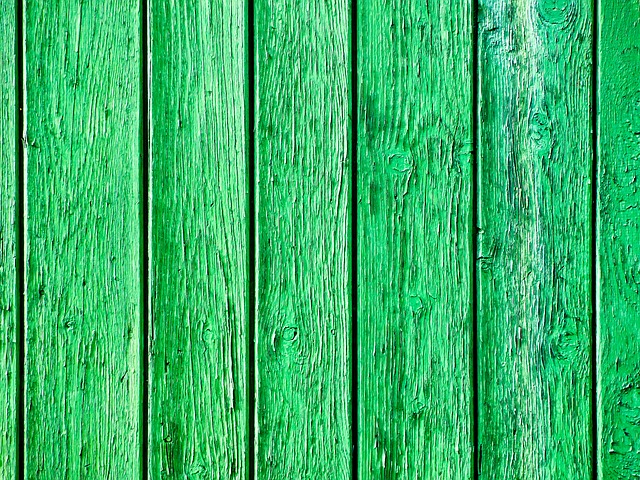 Barevný dřevěný plot
