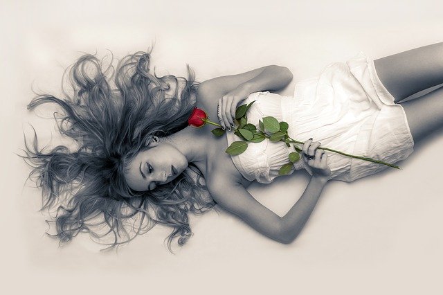 žena s růží