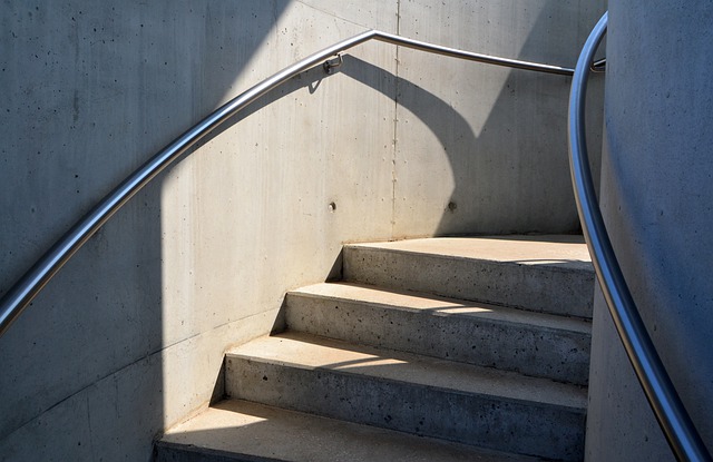 betonové schody s ocelovým zábradlím